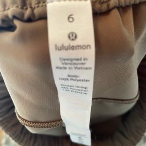 Lululemon khaki skirt size 6